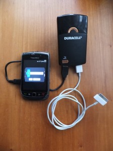 De Duracel oplader met batterij en 2 usb uitgangen.