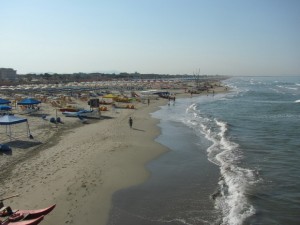 Km strand met parasols