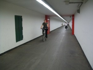 Fietsen in de Scheldetunnel, een langer gang onder de Schelde.