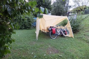 Partytent na het onweer.