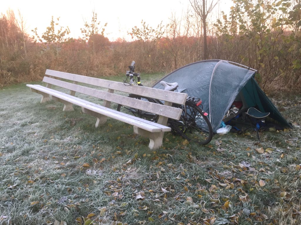 Mijn tentje en fiets, de volgende morgen, wat van de vorst.