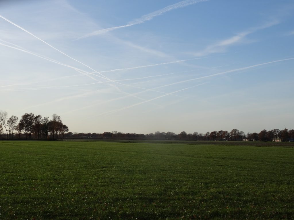 Bij Dalfsen; aan het einde van het lijnenspel, moet bij de horizon Schiphol liggen.