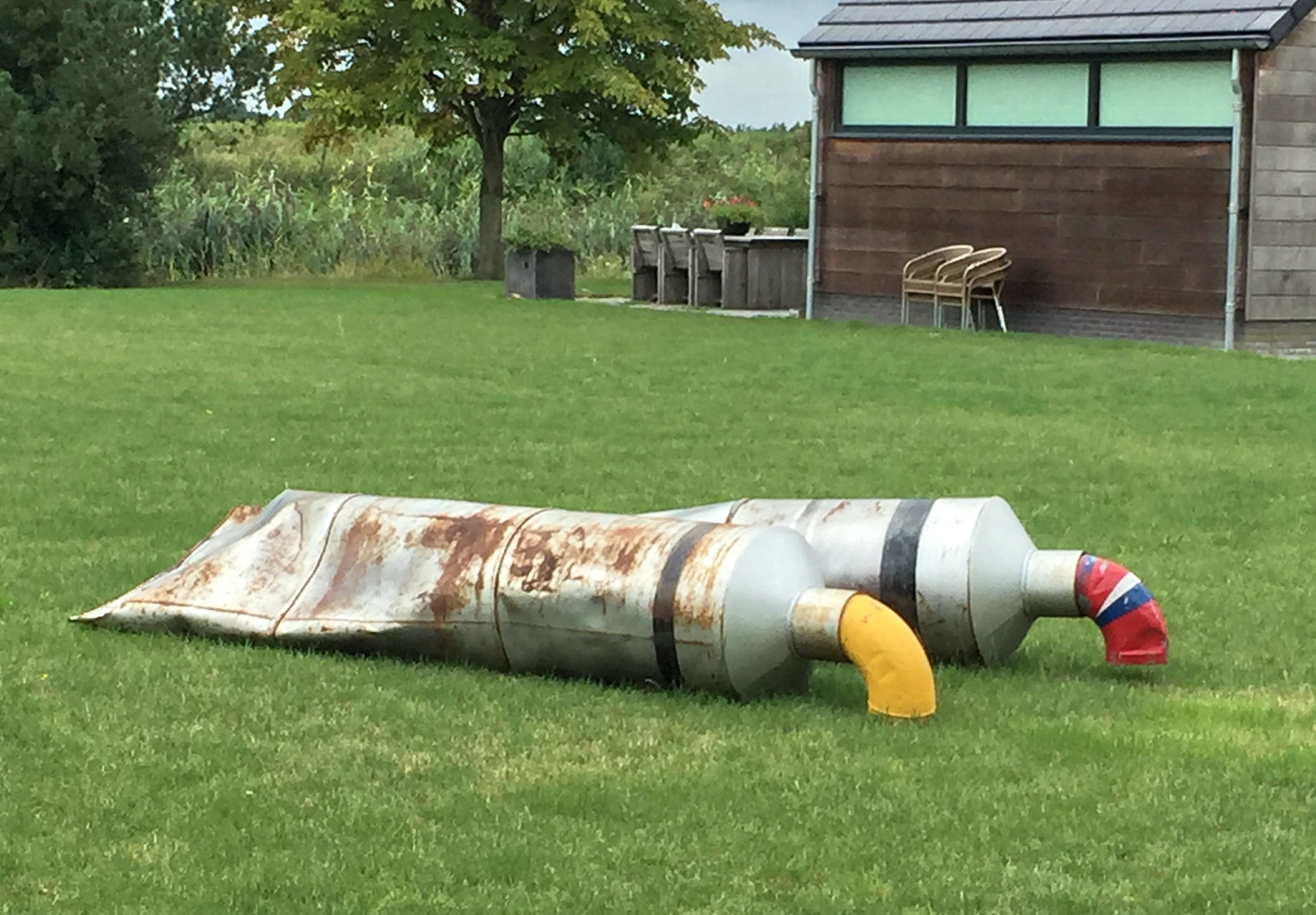 Net voor de veerboot naar Veere liggen op een grasveld twee tubes erf.