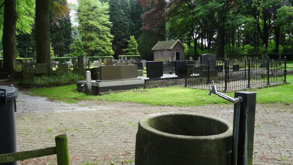 Op de meeste begraafplaatsen is wel een waterkraan te vinden. Even doorspoelen is wel aan te raden!